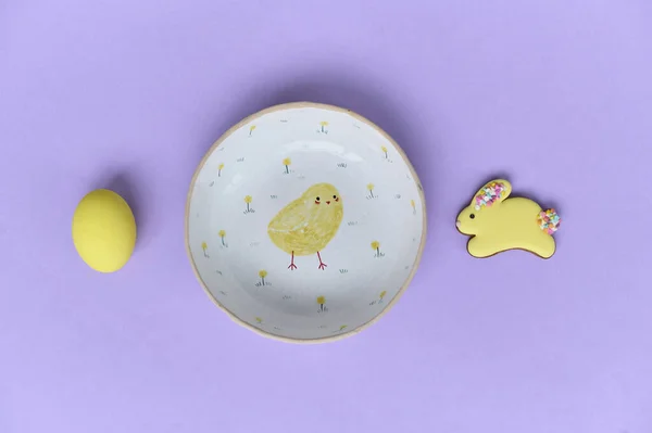 Yellow Painted Chicken Eggs Bunny Cookies Bowl Purple Backgroung Top — Stock fotografie