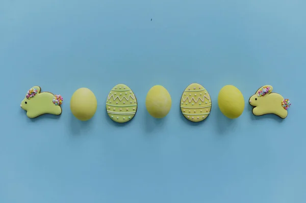 Ovos Galinha Pintados Amarelo Biscoitos Amarelos Forma Coelho Ovos Backgroung — Fotografia de Stock