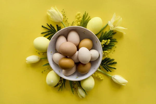 Påskens Sammensetning Gule Tulipaner Egg Kjeks Gul Bakgrunn – stockfoto