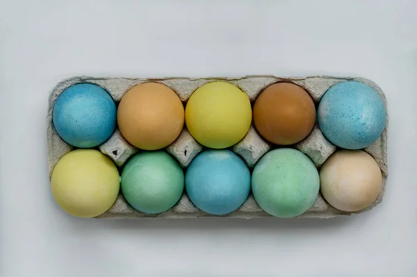 Colorido Pintado Ovos Páscoa Recipiente Ovo Papel Fundo Branco Vista — Fotografia de Stock