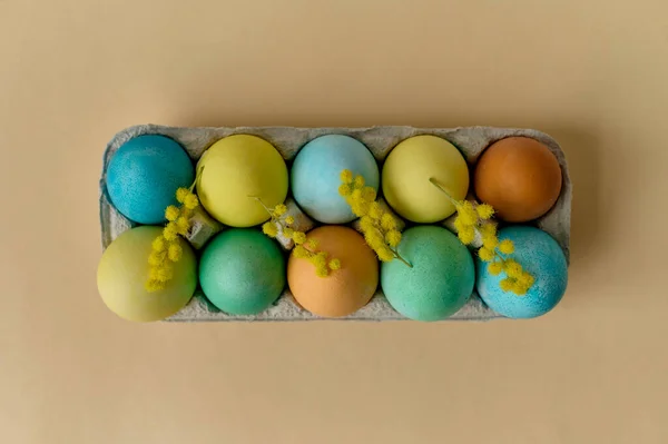 Colorido Pintado Ovos Páscoa Recipiente Ovo Papel Fundo Bege Vista — Fotografia de Stock