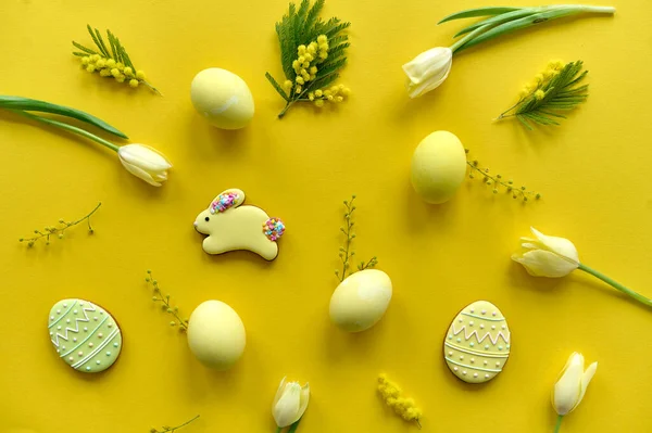 Composición Pascua Tulipanes Amarillos Huevos Galletas Sobre Fondo Amarillo Fotos De Stock