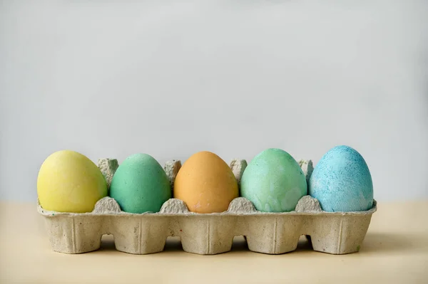 Huevos Pascua Pintados Colores Recipiente Huevo Papel Sobre Fondo Beige Fotos De Stock