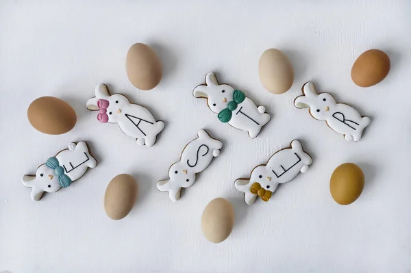 Beyaz Arka Planda Renkli Tavşan Kurabiyeli Tavuk Yumurtaları Üst Manzara Telifsiz Stok Fotoğraflar