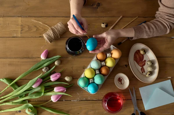 Przygotowuje Się Wielkanocy Kobiety Malują Wielkanocne Jajko Zdjęcie Stockowe