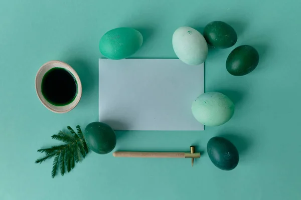 Πένα Για Ζωγραφική Αυγών Και Πράσινα Χρωματιστά Αυγά Πράσινο Φόντο Royalty Free Εικόνες Αρχείου