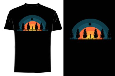 Yol siluetinde yürüyorum. Tişört maketi eski moda.