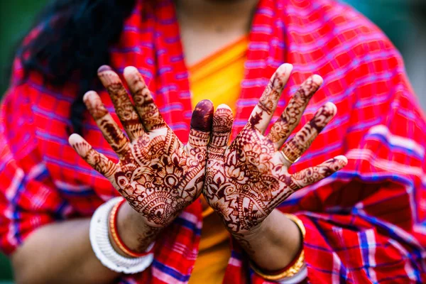 stock image Mehndi on india bride's hand in her wedding day. Close-up