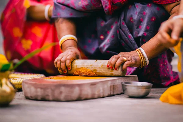 インド ヒンズー教の結婚式の一部 ヒンズー教の結婚文化と伝統儀式での女性の活動ウコンは粉砕されます — ストック写真