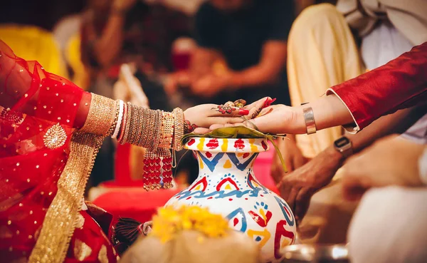 Часть Индийских Индуистских Свадебных Ритуалов После Обмена Гирляндами Жених Невеста — стоковое фото