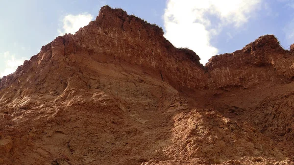 沙漠中岩石群山的美丽镜头 — 图库照片