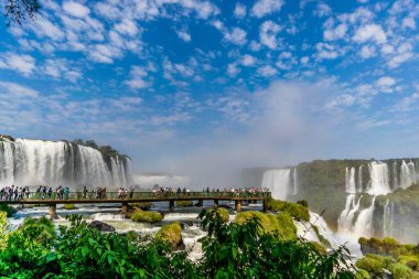 Iguacu Şelalesi, Foz do Iguacu, Parana, Brezilya 'yı ziyaret eden turistler.