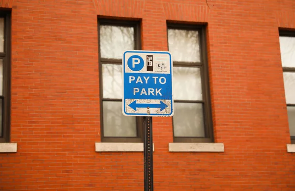 Znak Parkingowy Rzędzie Starego Budynku — Zdjęcie stockowe