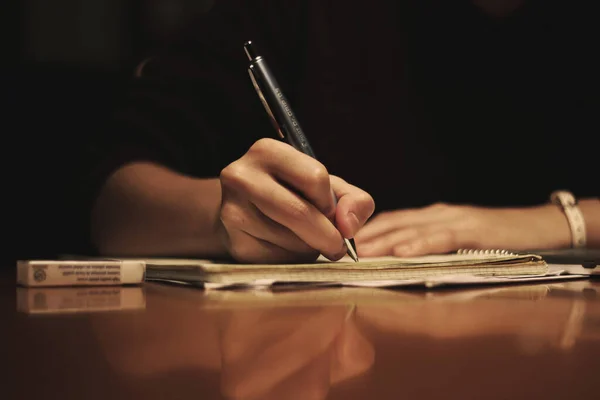 Nahaufnahme Einer Hand Die Mit Einem Stift Einen Vertrag Schreibt — Stockfoto