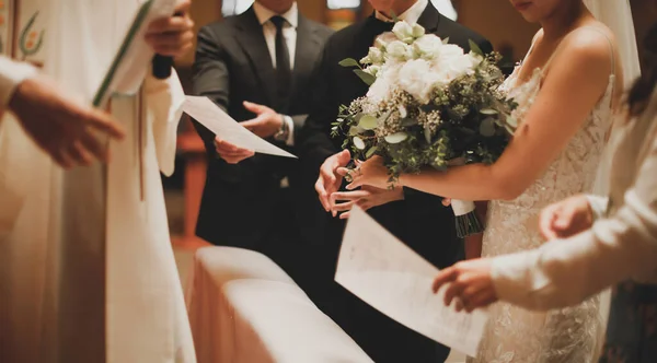 Γαμήλιο Ζευγάρι Στα Χέρια Της Νύφης — Φωτογραφία Αρχείου