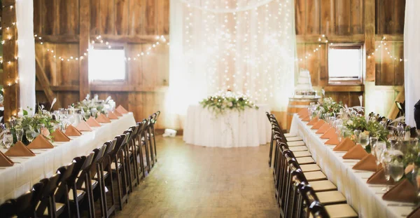 Свадебный Стол Стульями Цветами — стоковое фото