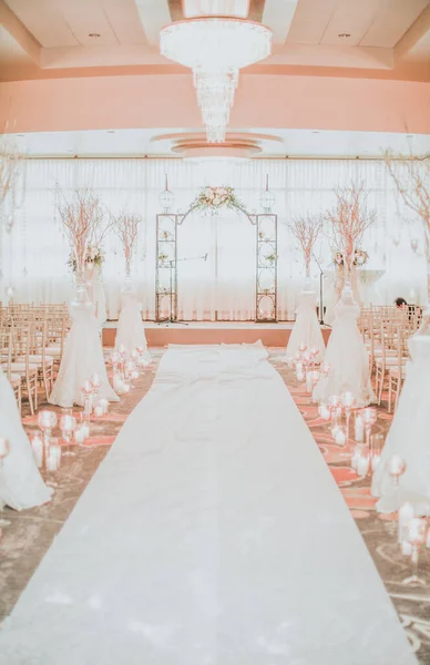 Γαμήλια Αψίδα Λευκές Καρέκλες Και Λουλούδια — Φωτογραφία Αρχείου