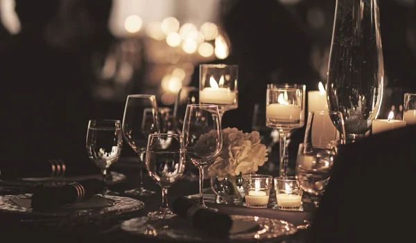 Trouwtafel Met Champagneglazen Kaarsen — Stockfoto