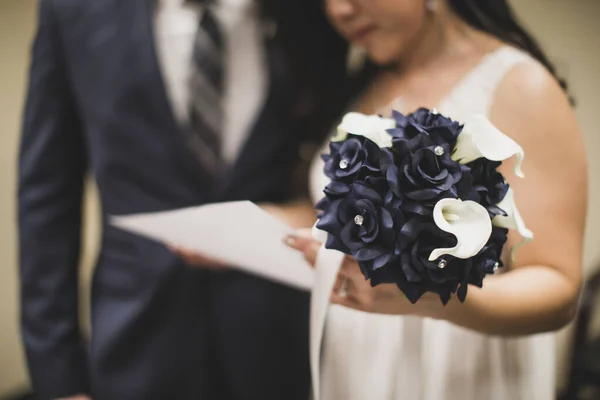 Νύφη Και Γαμπρός Κρατώντας Ένα Γαμήλιο Μπουκέτο Από Λουλούδια — Φωτογραφία Αρχείου