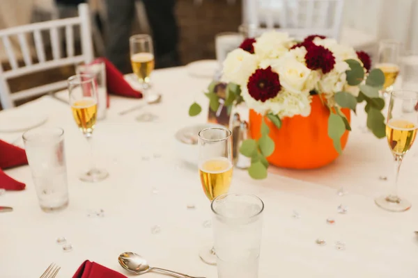 Arrangement Table Mariage Avec Des Fleurs Des Bougies — Photo