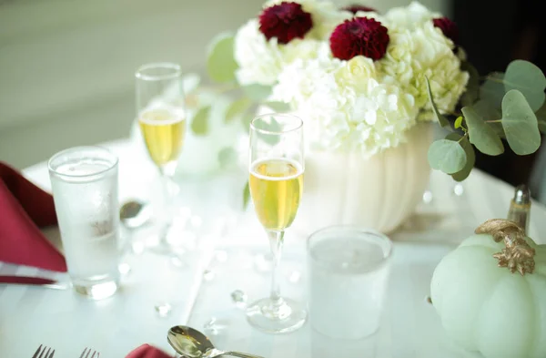 婚宴桌上摆满鲜花和蜡烛 — 图库照片