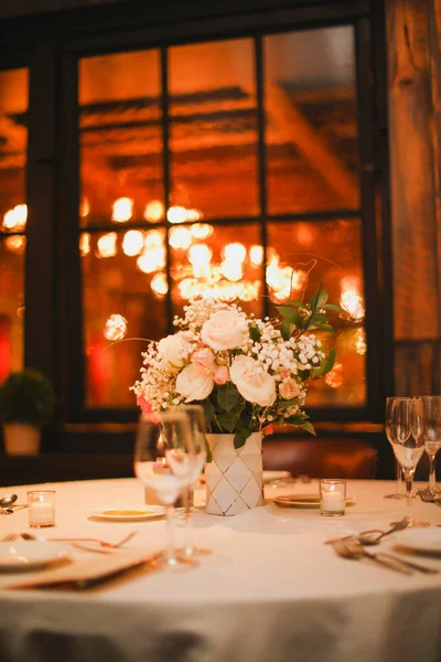 Beautiful Wedding Table Setting Flowers Candles — Stock Photo, Image