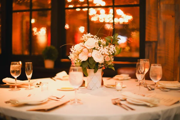 Hochzeitstisch Mit Blumen Und Kerzen — Stockfoto