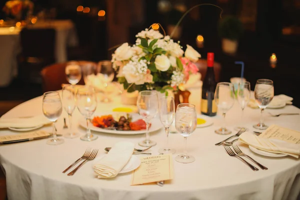 婚宴桌上摆满了鲜花和蜡烛 — 图库照片