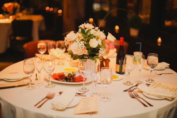 花やろうそくのついた結婚式のテーブルセット — ストック写真