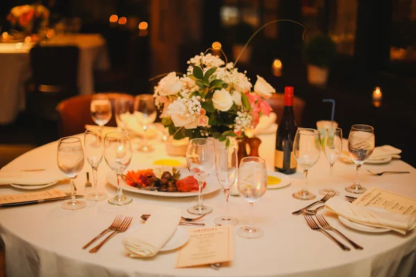 Meja Pernikahan Yang Ditata Dengan Bunga Dan Lilin — Stok Foto
