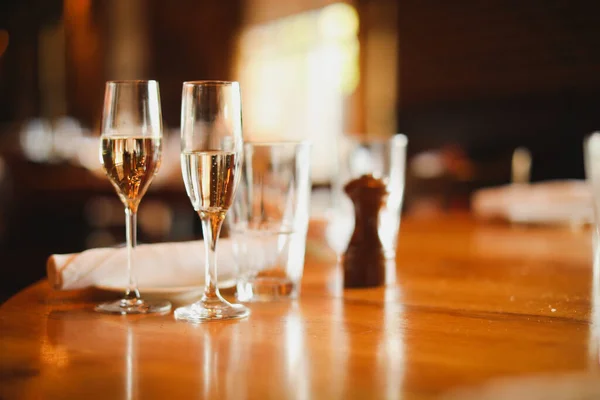 Glas Vin Och Ett Restaurangbord — Stockfoto