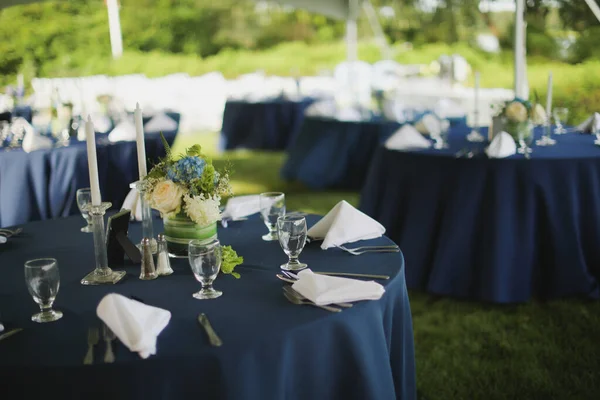 Schöne Hochzeitstafel Mit Blumen Und Kerzen — Stockfoto