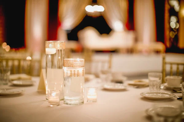 婚宴桌上摆设着一杯葡萄酒和许多白色和红色的东西 — 图库照片