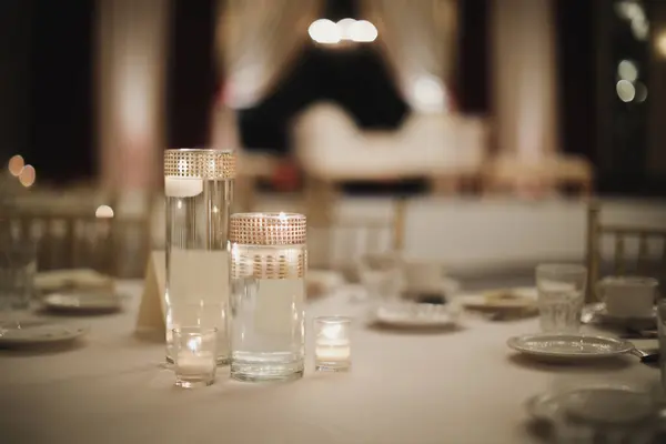 Пустой Стеклянный Стол Бокалами Белого Вина Другими Блюдами Заднем Плане — стоковое фото