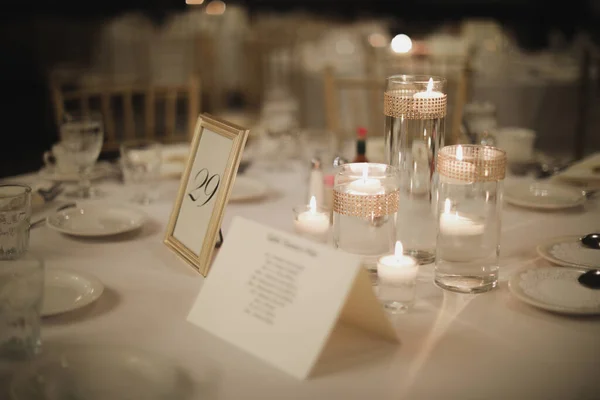 漂亮的婚宴桌上摆满了白花和蜡烛 — 图库照片