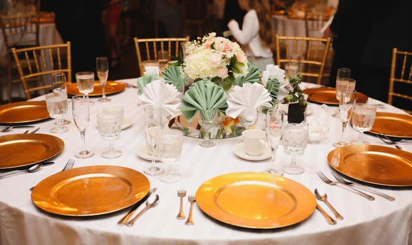Tisch Mit Gläsern Und Blumen — Stockfoto