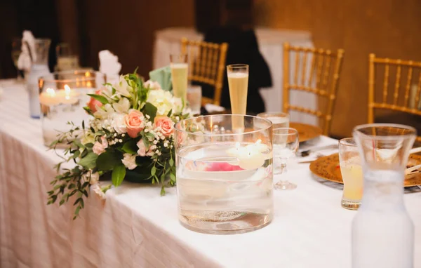 婚宴桌上摆满鲜花和蜡烛 — 图库照片