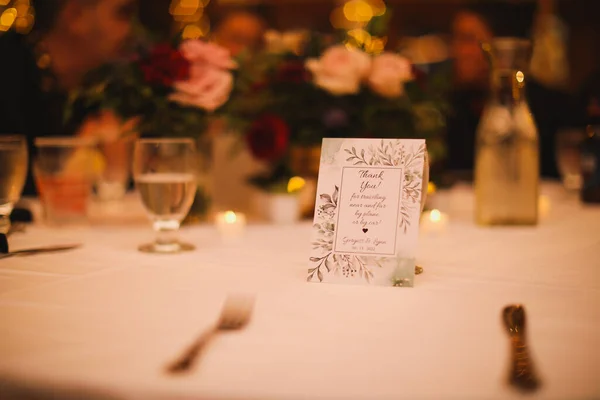 有香槟酒杯和蜡烛的婚桌 — 图库照片