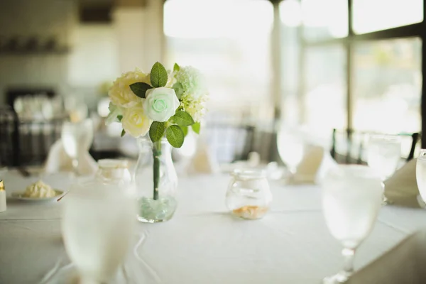 Indah Pengaturan Meja Pernikahan Dengan Bunga Dan Lilin — Stok Foto