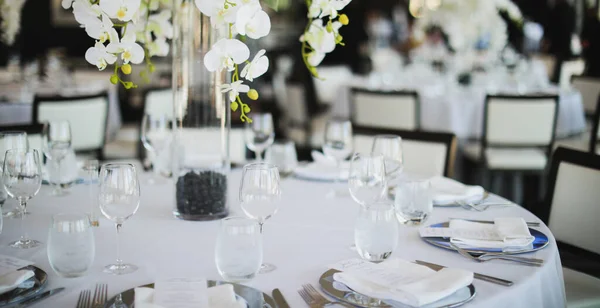 漂亮的婚宴桌上摆满了白花和眼镜 — 图库照片