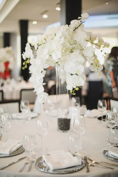 Bruiloft Tafel Bezet Met Witte Paarse Bloemen — Stockfoto