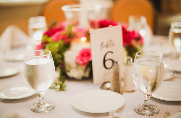 Svatební Stůl Květinami Svíčkami — Stock fotografie