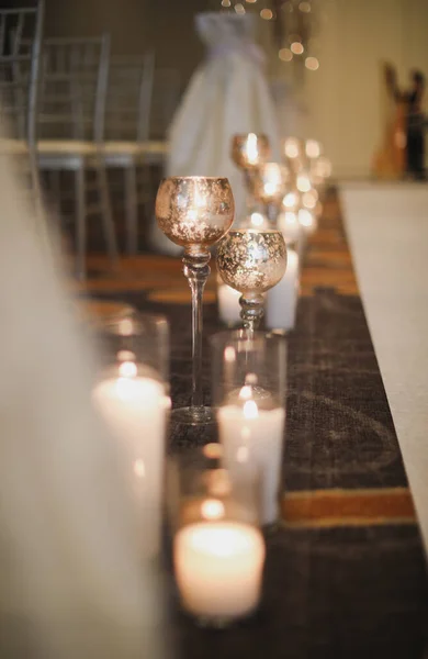 Hochzeitstisch Mit Kerzen Und Blumen — Stockfoto