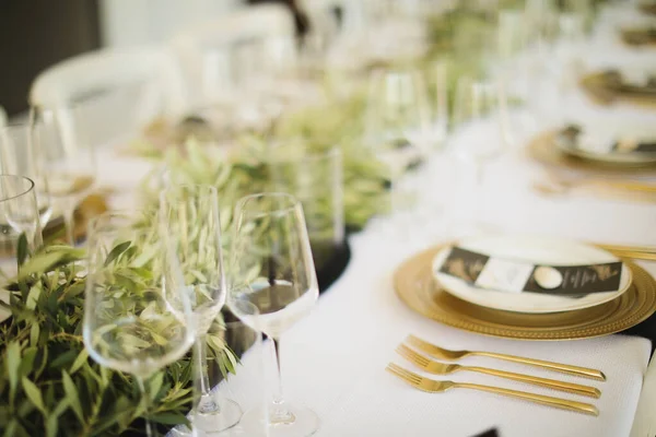 Tisch Mit Weißwein Und Besteck — Stockfoto