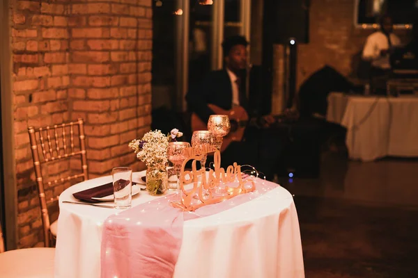 Hochzeitstisch Mit Kerzen Und Blumen — Stockfoto