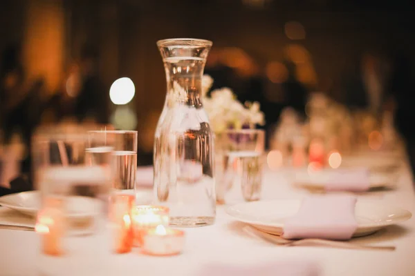 婚宴桌上摆满了蜡烛和鲜花 — 图库照片