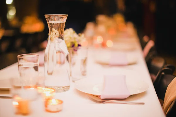 Tavolo Sposa Con Sedie Bianche Blu — Foto Stock