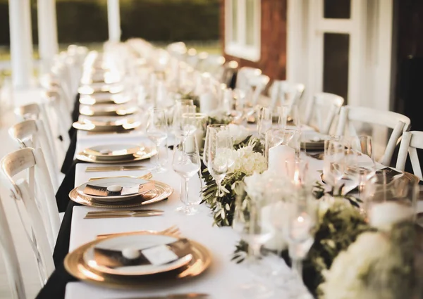 Hochzeitstisch Mit Weißen Und Blauen Tellern — Stockfoto