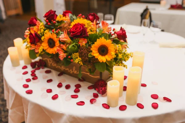 Belles Fleurs Dans Vase Sur Une Table — Photo