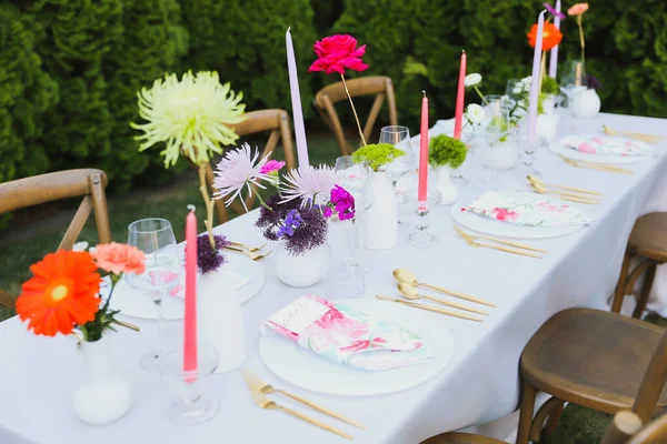 Hochzeitstisch Mit Blumen Und Stühlen — Stockfoto